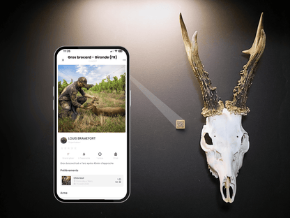 Plaque QR HUNTAG sur un trophée, avec l’application HNTR en lien